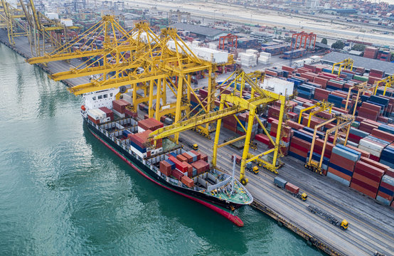 The busy of port congestion loading and discharging  containers services in maritime transports in World wide logistics