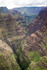 Luftaufnahme über dem Waimea Canyon auf Kauai, Hawaii, USA.