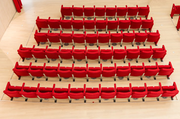 Platea con poltrone rosse