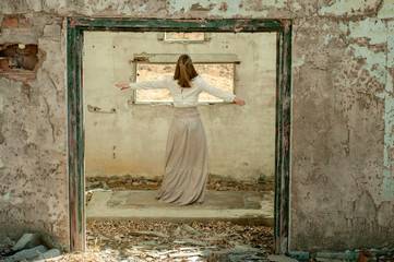 Mujer bailando en habitación derruida 02