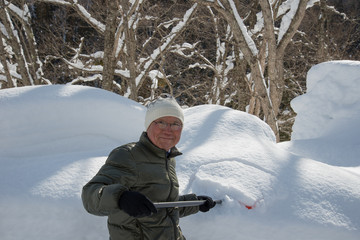 除雪をするシニア