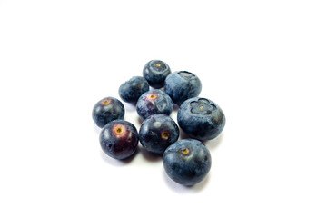 Blaubeeren isoliert auf weiß