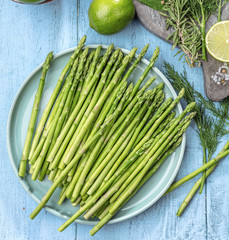 Spargel mit Kräutern 