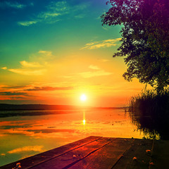 Panele Szklane  fantastyczny zachód słońca. styl retro. efekt tonowania na Instagramie. wspaniały krajobraz.