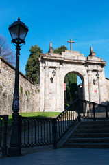 Spagna, 25/01/2017: l'arco dell'ex cimitero di Bilbao, sulla Calzadas de Mallona, la scalinata...