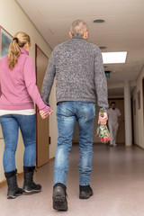 Krankenbesuch im Krankenhaus, Pärchen mit Blumen