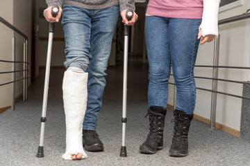 Nahaufnahme, Mann mit Beinbruch, Frau mit Armbruch