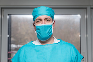 Obraz na płótnie Canvas Portrait von einem Chirurg oder Arzt mit Haube und Mundschutz