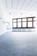 Arbeitsplatz Krankenhaus, Raum mit Waschbecken und Fenster, leer