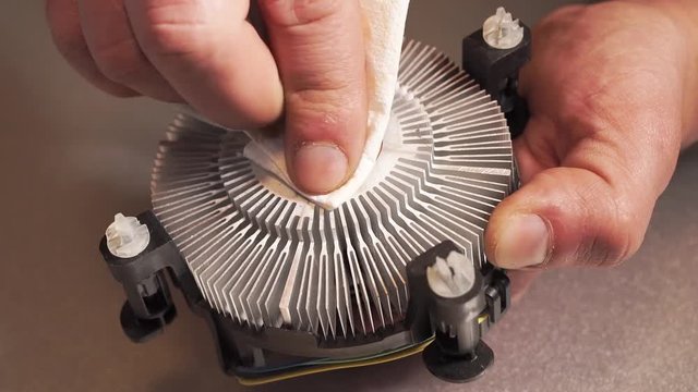 Wiping Cooler from the Old Thermal Grease