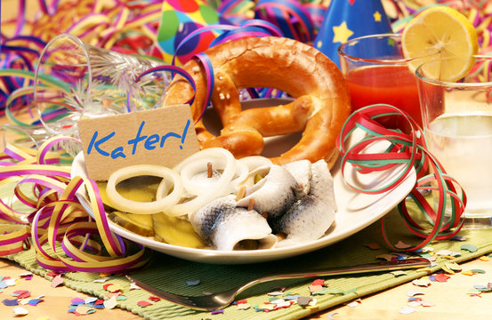 Kater, Katerfr&uuml;hst&uuml;ck, Rollmops, Zwiebeln, Gurke, Aspirin, Luftschlangen