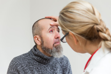 Augenärztin untersucht Auge von Patient, Gerstenkorn oder Augenverletzung