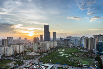 Obraz premium Widok na panoramę miasta Hanoi w okresie zmierzchu, ulica Pham Hung, dzielnica Cau Giay