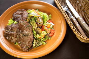 Salad of veal with mushrooms and cherry tomatoes