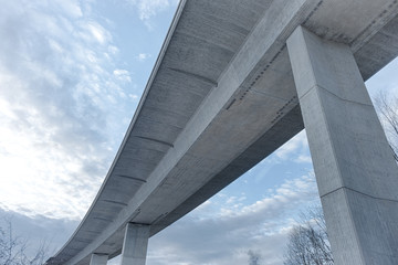 Autobahnbrücke von unten mit Himmel
