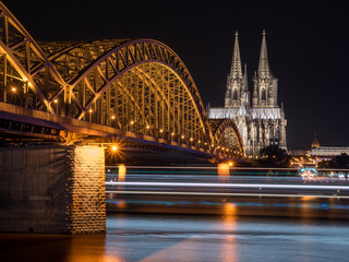 Hohenzollernbrücke bei Nacht