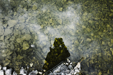 Schatten Spiegelung im glasklaren Wasser