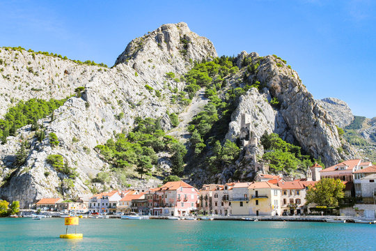 Blick auf die Hafenstadt Omis am Cetina in Dalmatien Kroatien