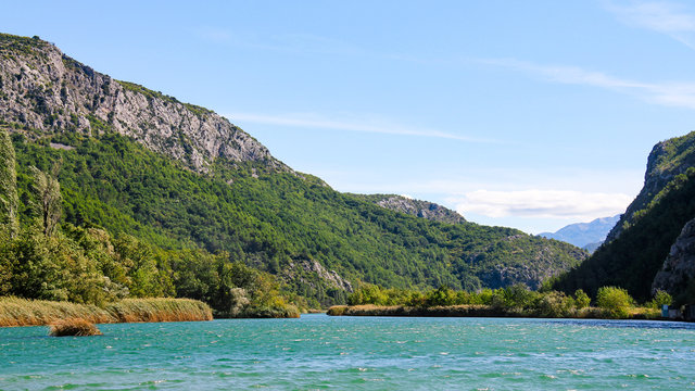 Fluss Landschaft des Cetina in Kroatien von dem Boot aus