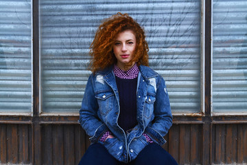 Retrato de chica adolescente pelirroja con estilo urbano 