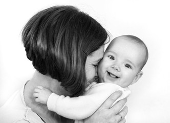 Eine Oma schmust mit ihrem Enkel