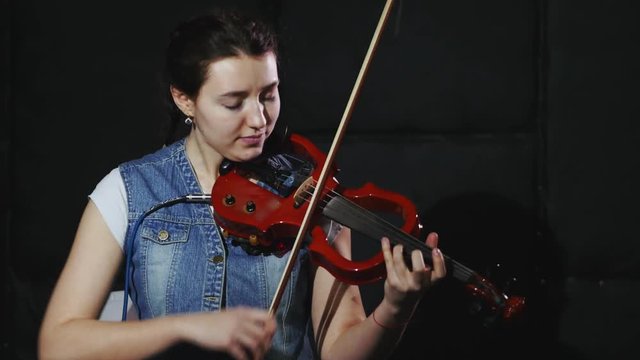4k the girl did not get to play the violin, learning to play