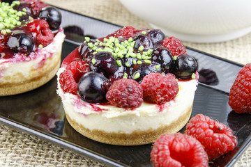 Mini-Käsekuchen mit Beeren