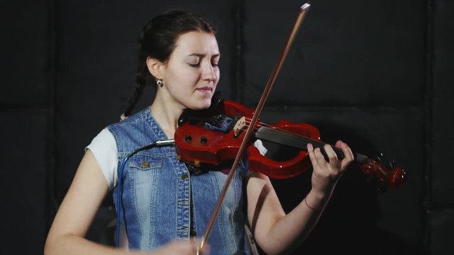 4K woman very quickly playing the violin