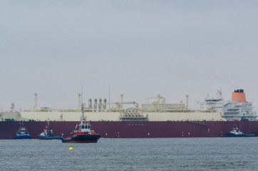 LNG TANKER -  Gas carrier supported by a tug during a maneuver to berth quay in Swinoujscie (Poland)   © Wojciech Wrzesień