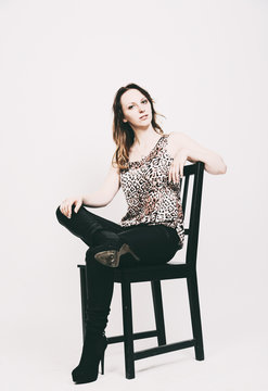 frau sitzend in leggings und top