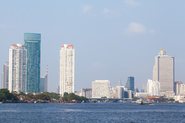 Obraz premium View of Chao Phraya River with Bangkok in the background.