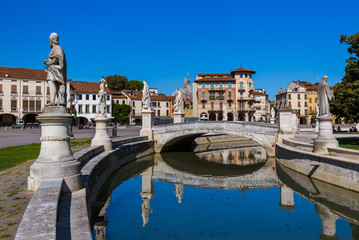 Naklejka premium Canal with statues on prato della Valle in Padova Italy