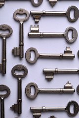 Obraz premium old vintage keys on a gray background