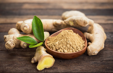 Ginger root and ginger powder in the bowl