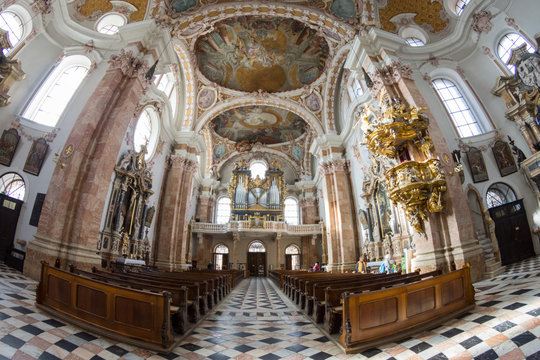 prunkvolle Kirche
