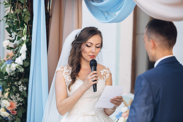 The bride  talks  a declaration for groom