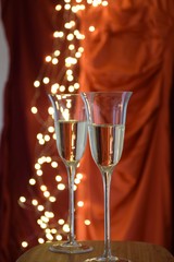 2 Sektgläser mit Lichtpunkten vor rotem Hintergrund