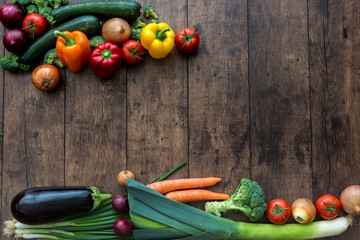 Frisches Gemüse auf dunklem Holz