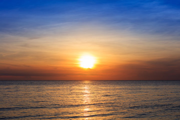 Obraz premium sunset over ocean on a clear day