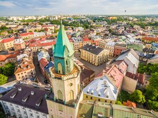 Lublin - stare miasto z lotu ptaka. Wieża trynitarska i stary trybunał koronny widok z powietrza. - obrazy, fototapety, plakaty
