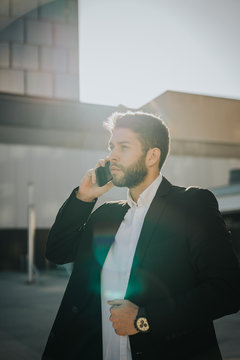 Hombre de negocios hablando por tel&eacute;fono