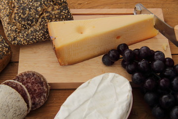 Mohnbrötchen mit  Käse auf Holzbrett