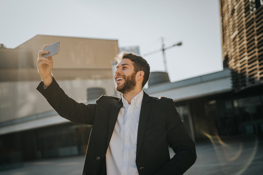 Empresario haci&eacute;ndose una selfie