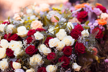 Weiße und Rote Rosen mit verschiedenen Blumen 