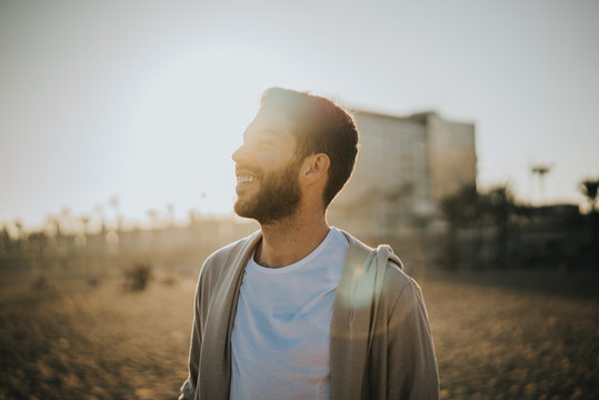 Chico pasando un rato divertido en la playa