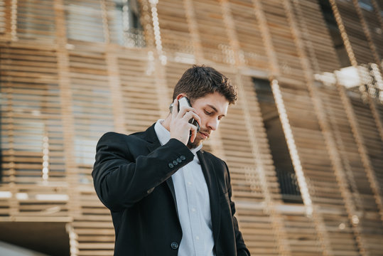 Empresario hablando por tel&eacute;fono