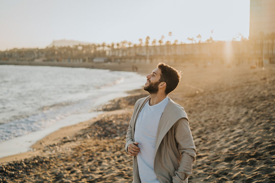 Hombre en la playa paseando