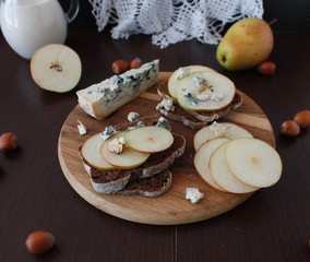Salad with pear, blue cheese, appetizer