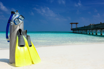 Taucherausrüstung am Strand auf den Malediven