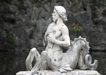 statua di marmo di un tritone